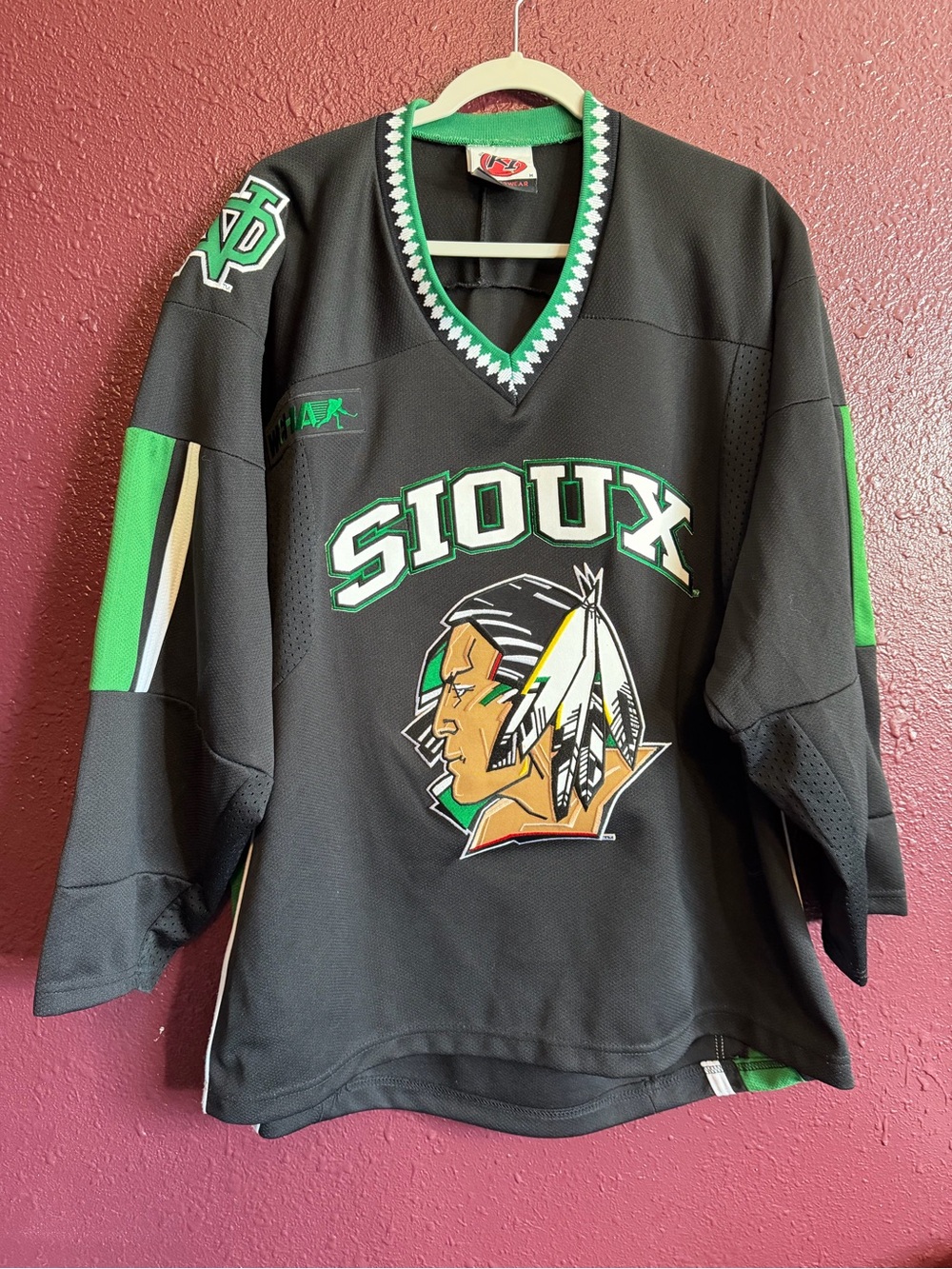 North Dakota Fighting Sioux Black K1 Sportswear Hockey Jersey WCHA VTG Y2K Med